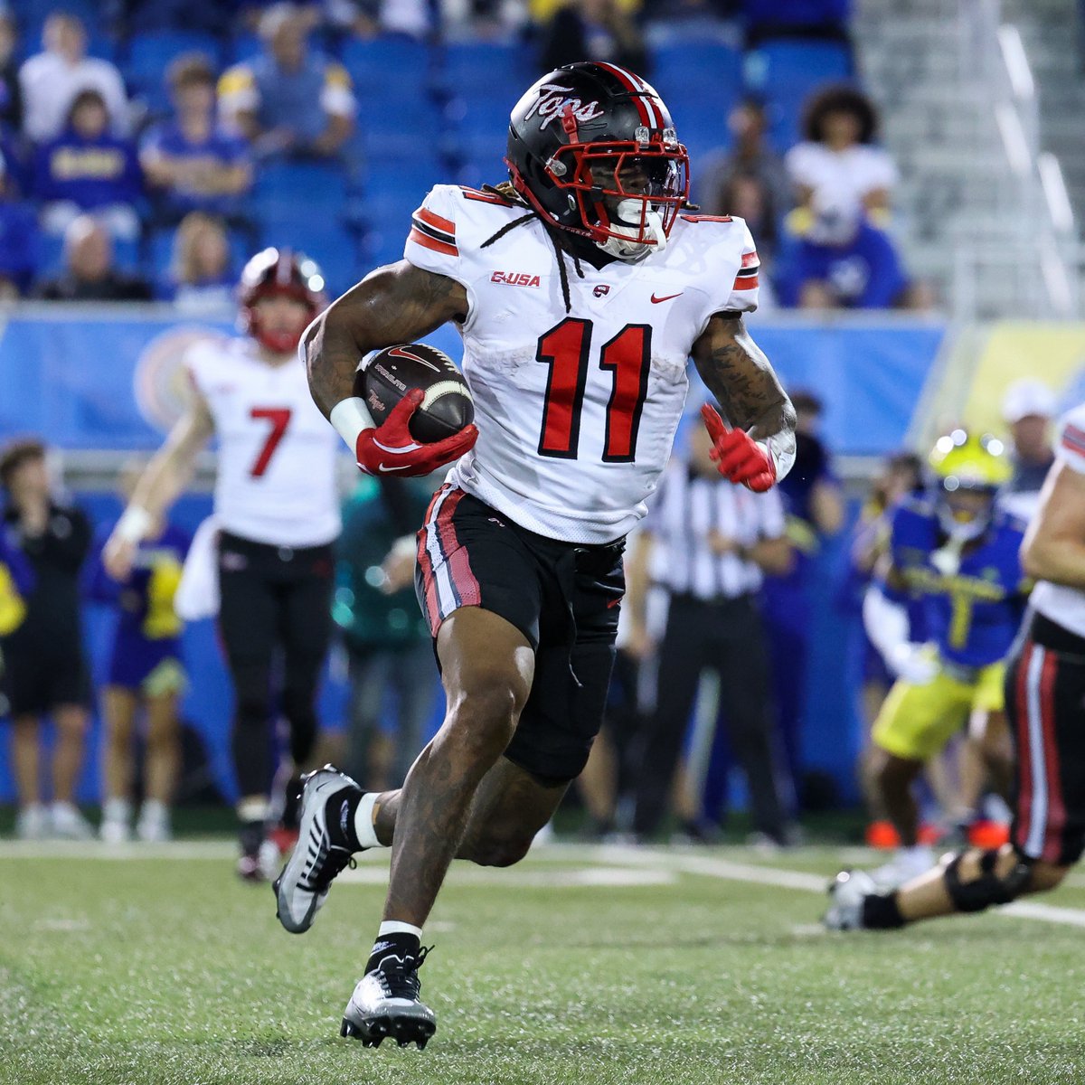 CodyNagel247's tweet image. Pitt has signed Western Kentucky RB transfer La'Vell Wright, @chris_hummer, @mzenitz and I have learned.

Wright rushed for 10 touchdowns this season. Was previously at Kentucky and Austin Peay.

247sports.com/player/lavell-…