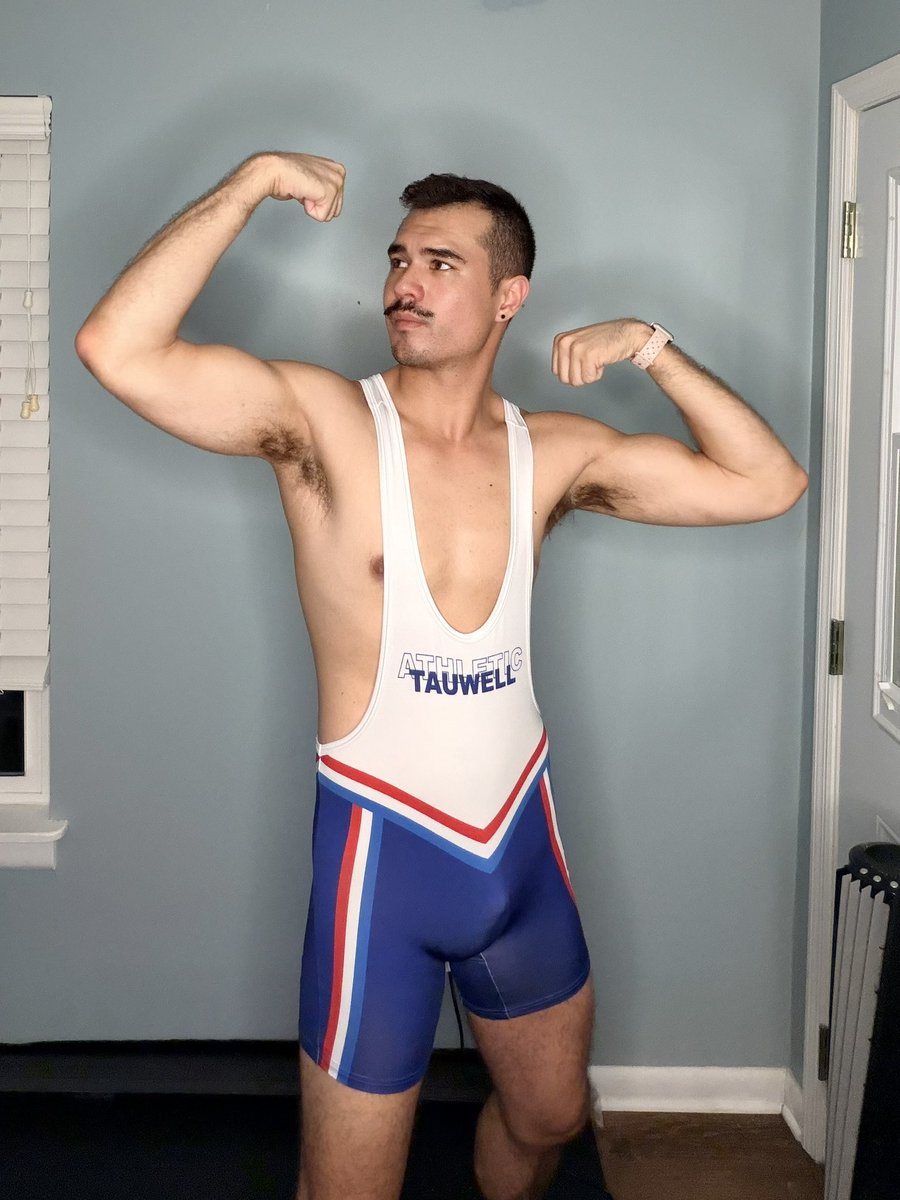 Happy #SingletSaturday getting wrestle fest ready 😈