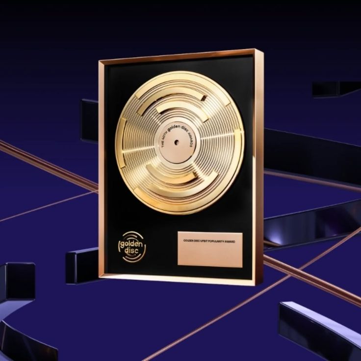 SmallHitEnt_'s tweet image. JIN has been awarded Male Most Popular Artist at the Global Disc Awards 2025.
This recognition reflects the strong support and interest shown toward our artist’s activities. We extend our appreciation to all fans who continue to support our artist JIN.
#GDAWinnerJin 🎙📀✨️