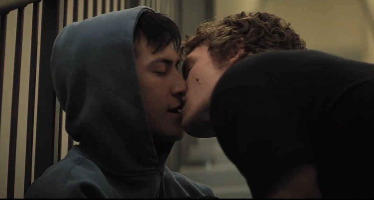 BuzzingPop's tweet image. ‘Heated Rivalry’ has accumulated over 600 MILLION minutes of viewing in the US alone. It debuted with 30 million minutes and grew to 254 million by week  2 — a 747% increase. Luminate analyst says the fast growth is “highly unusual,” likening its popularity to ‘Baby Reindeer’.…