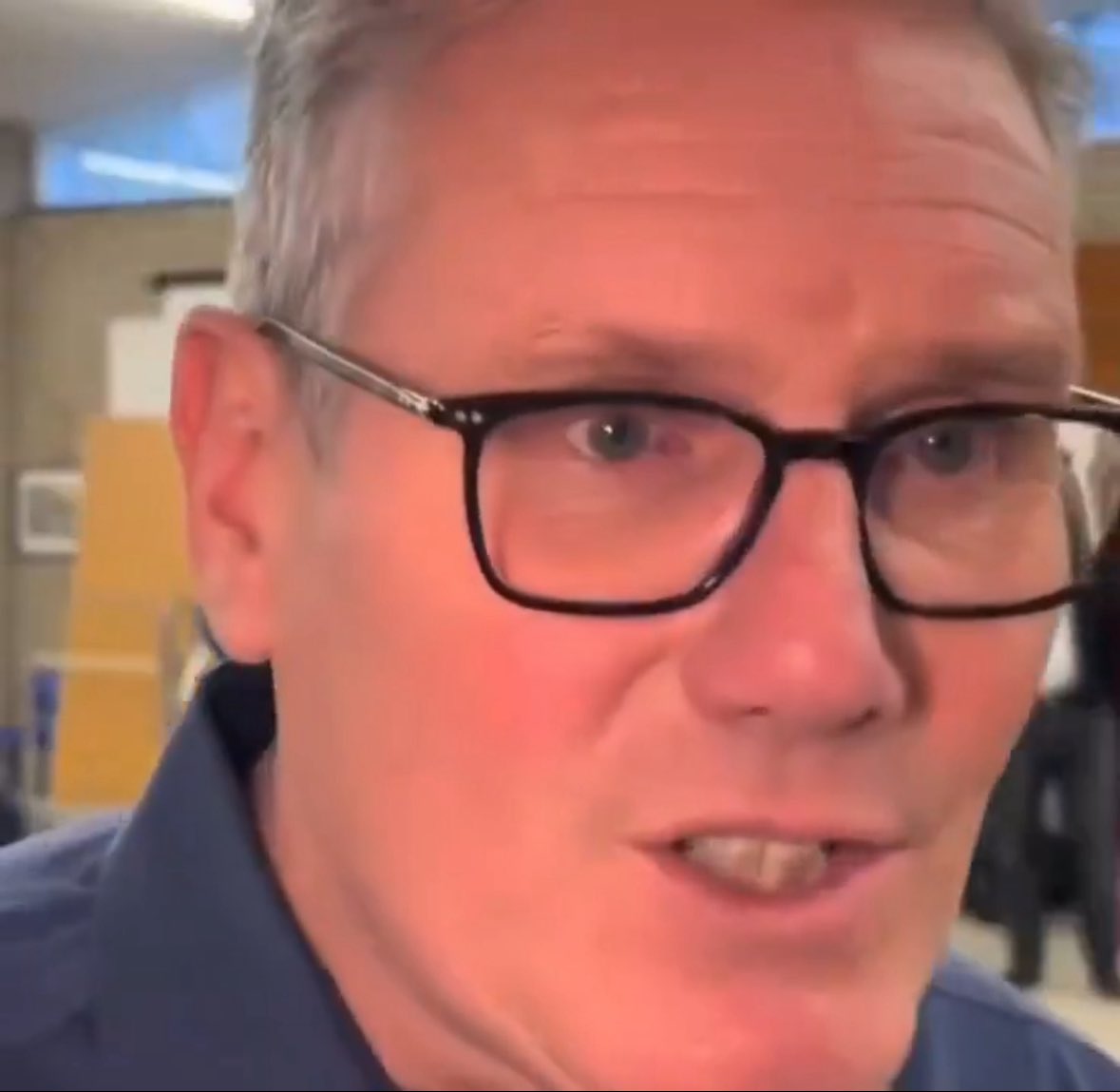 ArchRose90's tweet image. Keir Starmer on:

Grok AI images.                     Pakistani rape gangs.