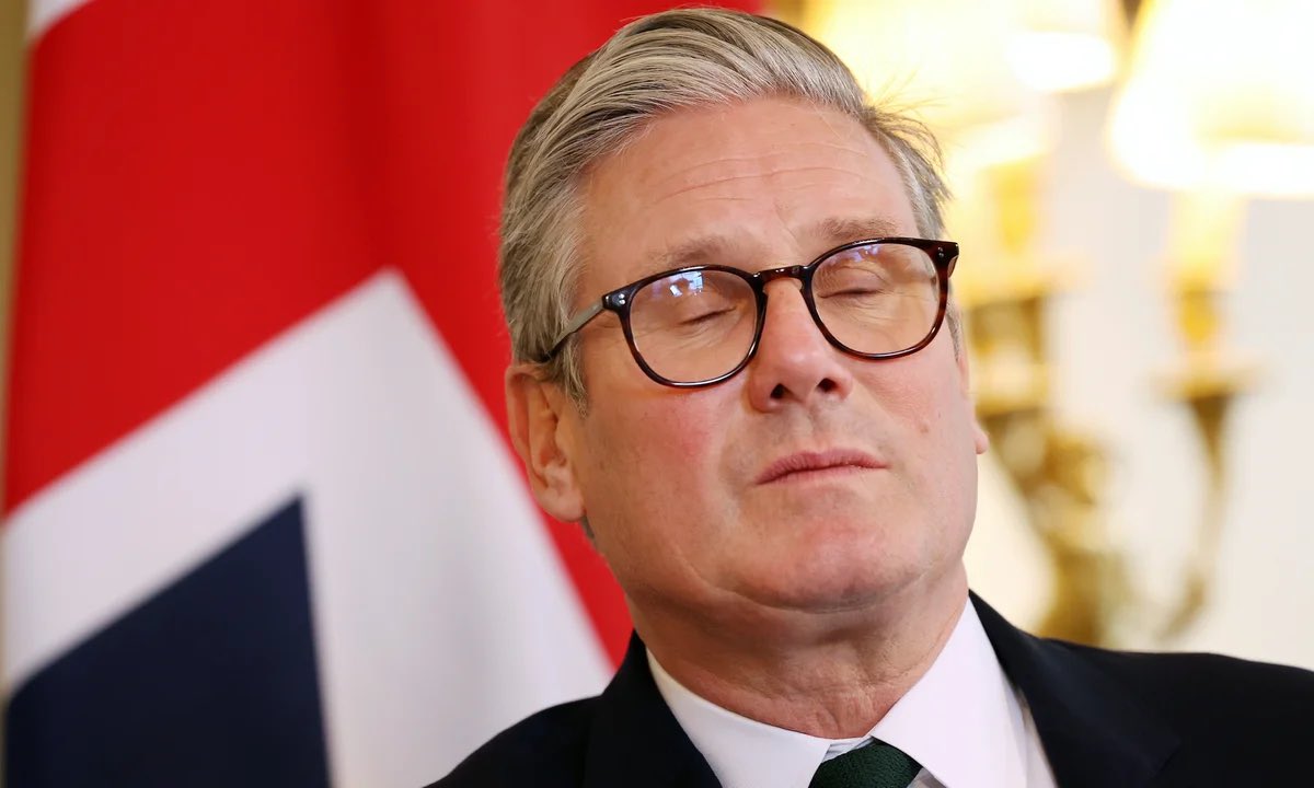 ArchRose90's tweet image. Keir Starmer on:

Grok AI images.                     Pakistani rape gangs.