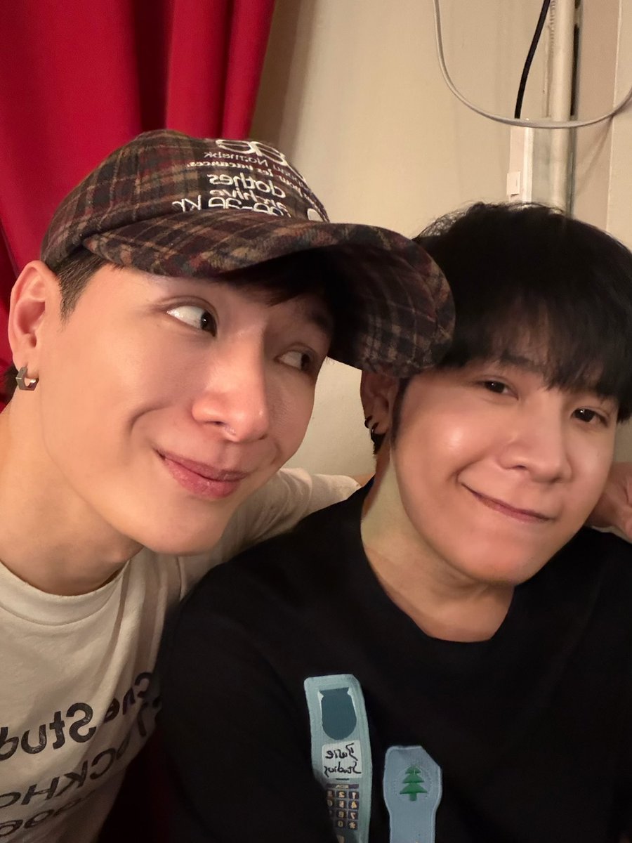 kingman_gmmtv's tweet image. วานเด้กจบแย้ว เหน่ยฝุดๆ เตียมตุวครอก ส่วนบี๋บู๋ส่งนอนแย้วหนีเด้กเท่วค้าบบบ @kristtps @stjinx_maya