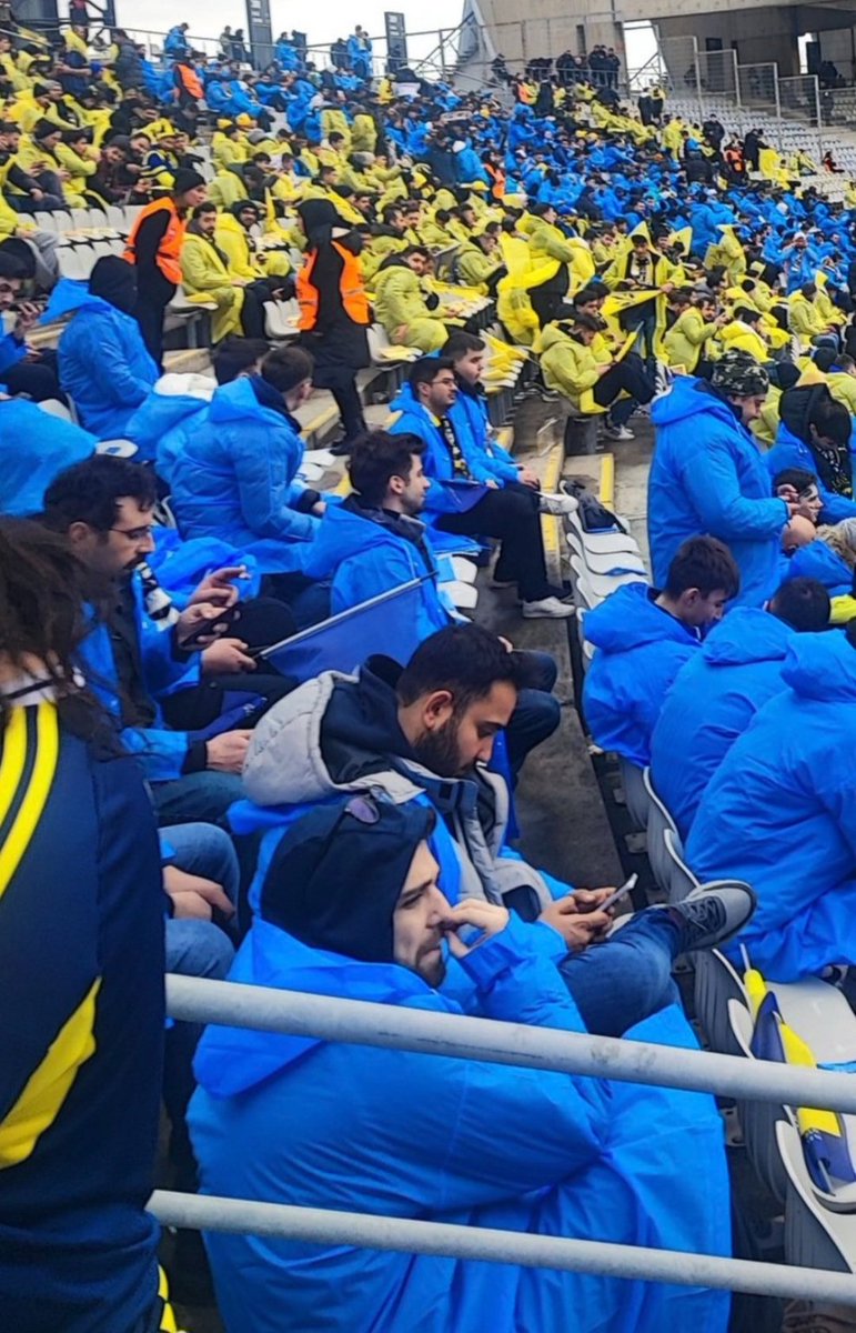 İki kulübün kendi  taraftarına verdiği kıymet ve değer.💛💙