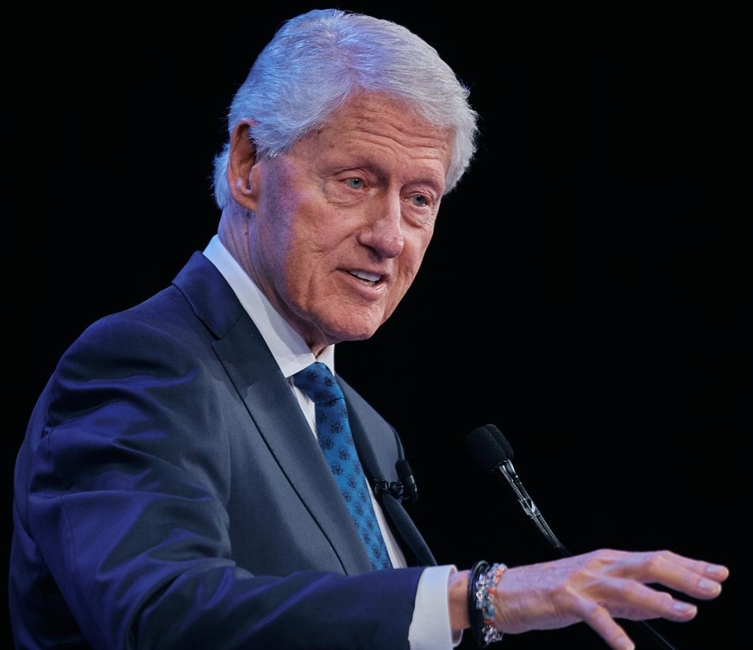 DakdaR22's tweet image. "We forced Ukraine to give up nuclear weapons, cruise missiles, and strategic bombers. 
We promised to protect Ukraine from Russia. 
We made Ukraine vulnerable. 

So yes, this is our war."

- Bill Clinton
🫡