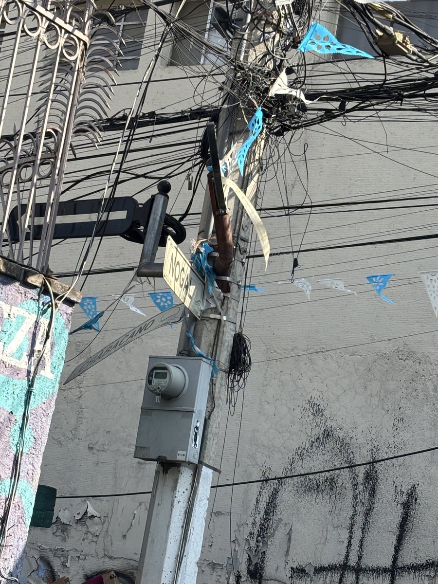 blankie's tweet photo. @SOBSECDMX reporte de falta de asfalto en la calle Nogal casi esquina Chabacano, Col La Cruz CP 10800 https://t.co/Hp5xeNDoQc