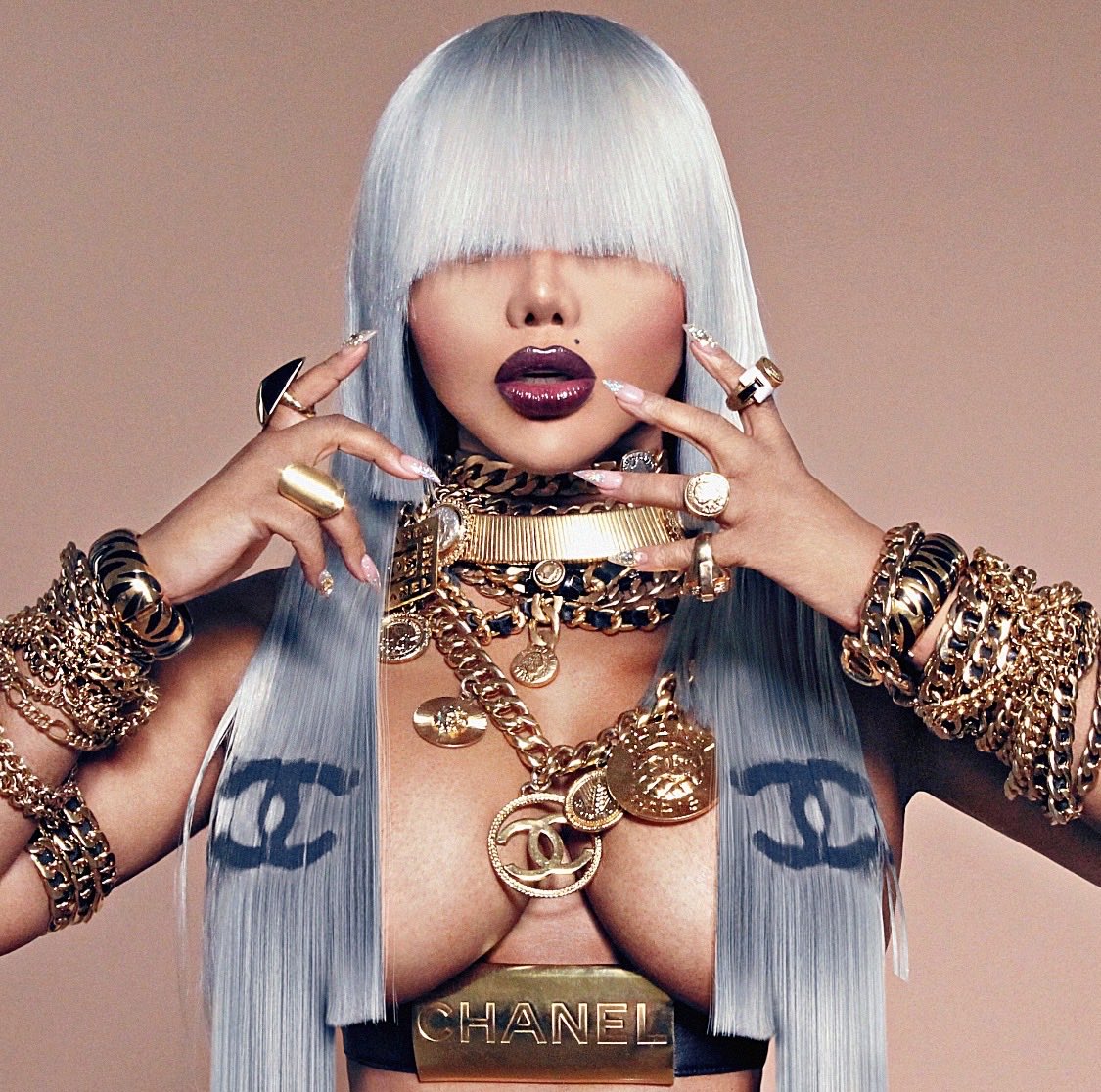 LilKimLyrics90s's tweet image. How you say you love me and you ain’t put me in Chanel?” 💅✨

Lil’ Kim reverts  back her legendary logo-print hair for her album 9 (2019). The  blueprint.
📸: Michael Antonio
#LILKIM
#Queenbee 
#Fashionista 
#BLUEPRINT