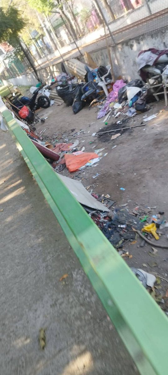 Nos comparten 
Quiero hacer un reporte había una moto al parecer una r15 escondida abajo de un puente peatonal y se ve que la están desarmando quise buscar una patrulla pero no encontré ninguna en la estación del tren ligero El vergel
<a href="/UCS_GCDMX/">Unidad de Contacto del Secretario SSC CDMX</a> <a href="/SSC_CDMX/">SSC CDMX</a>