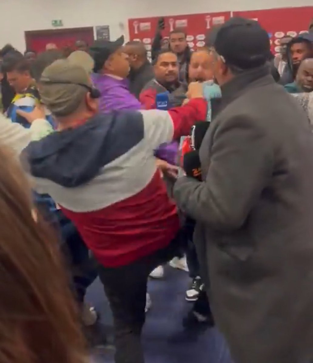 Jafkech's tweet image. Les joueurs 🇩🇿 qui se battent aprés le coup de sifflet final..

Les supporters 🇩🇿 qui essayent de penetrer sur la pelouse en frappant les stadiers..

Les journalistes 🇩🇿 qui se battent en Zone mixte..

C'est la première fois qu'on voit ça dans cette CAN, c'est juste Honteux. 🤦‍♂️