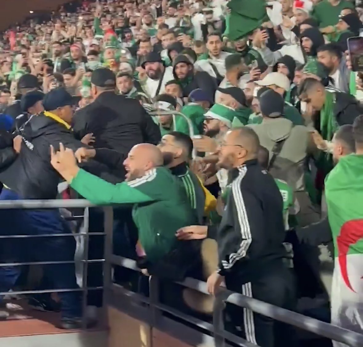 Jafkech's tweet image. Les joueurs 🇩🇿 qui se battent aprés le coup de sifflet final..

Les supporters 🇩🇿 qui essayent de penetrer sur la pelouse en frappant les stadiers..

Les journalistes 🇩🇿 qui se battent en Zone mixte..

C'est la première fois qu'on voit ça dans cette CAN, c'est juste Honteux. 🤦‍♂️