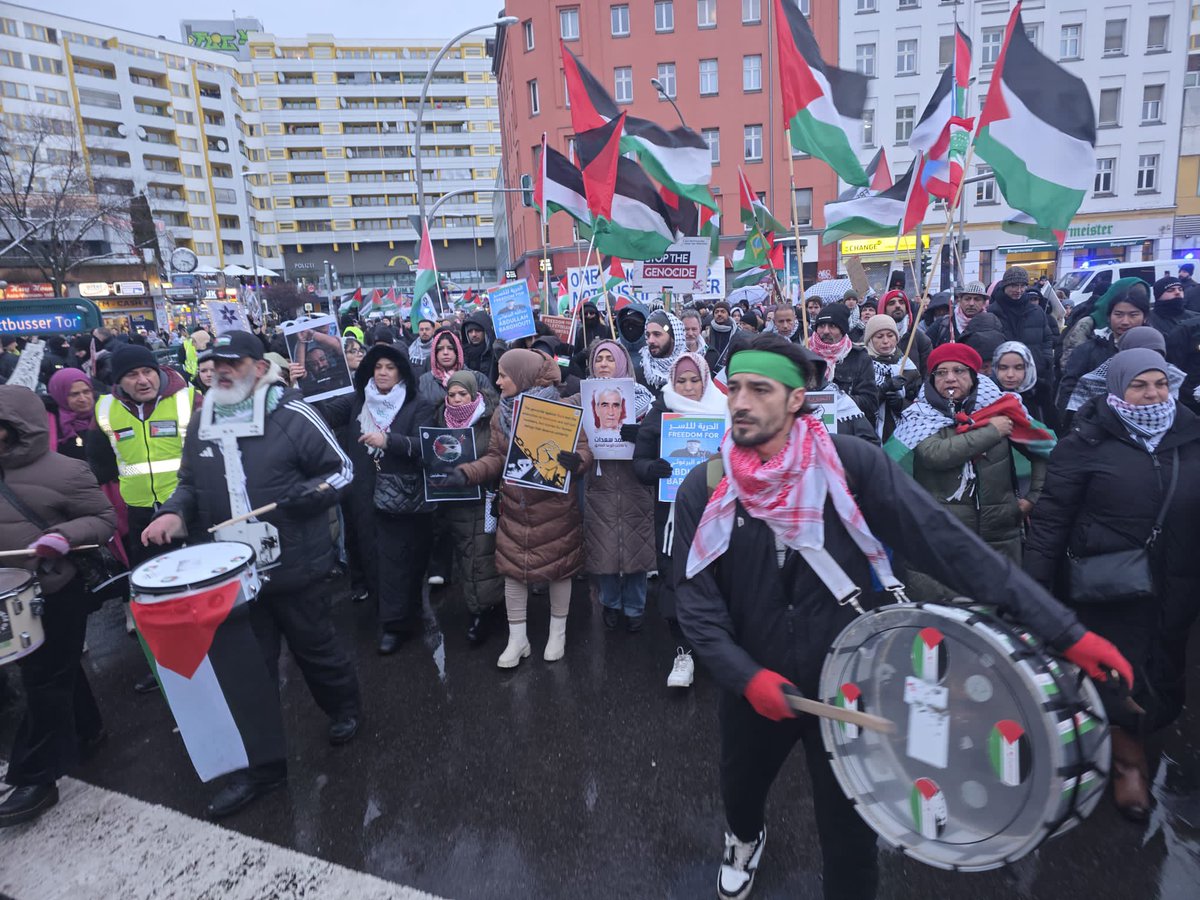 return_ar's tweet image. بمشاركة أعضاء الحملة.. مظاهرة حاشدة في العاصمة الألمانية برلين، تضامنًا مع الشعب الفلسطيني ورفضًا للعدوان المتواصل

the participation of GCRP members, a massive demonstration took place in the German capital, Berlin, in solidarity with the Palestinian people and in rejection of…