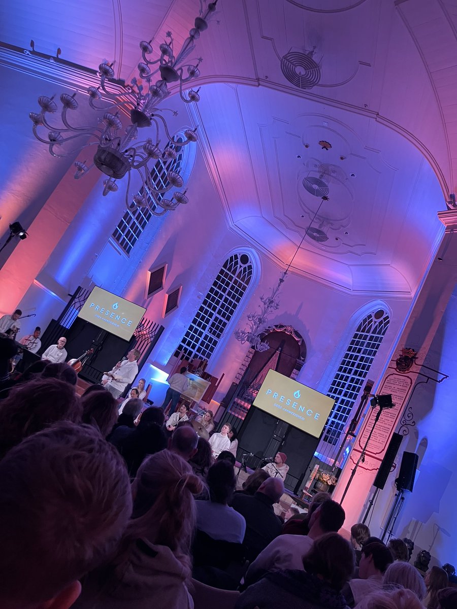 Wat wel gewoon door mag gaan is Wim Hoddenbagh met Presence in Almelo vanavond. En ze hangen er met de benen uit. Doopbad in de vrieskou buiten.