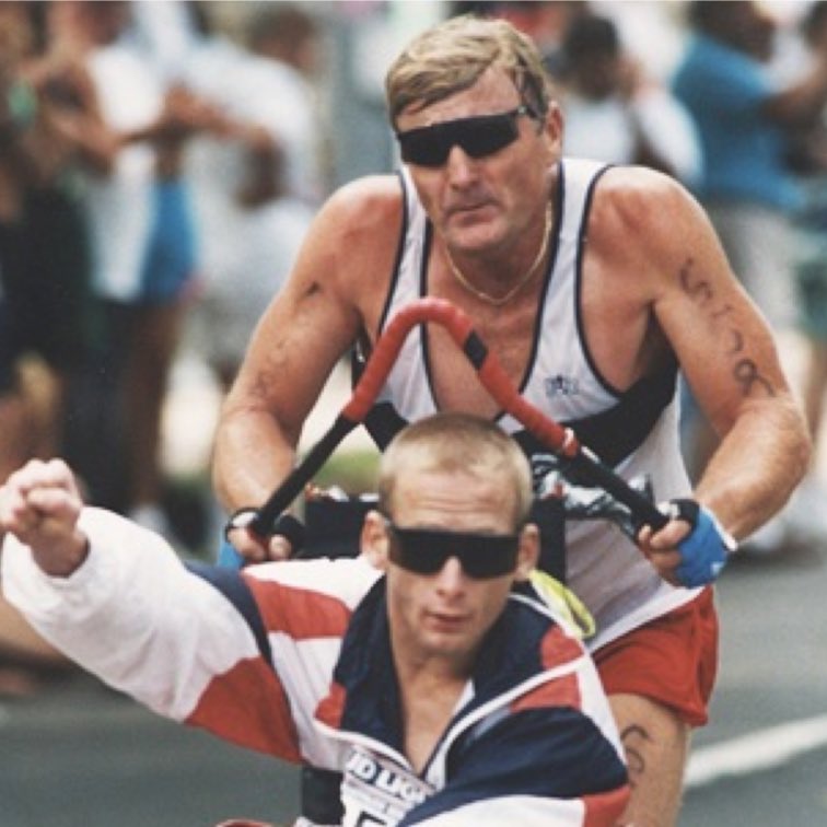 Cultination1's tweet photo. 🇺🇸🏃‍♂️❤️ UN PÈRE POUSSE SON FILS TÉTRAPLÉGIQUE SUR 32 MARATHONS ET 6 IRONMANS EXTRÊMES. 

À sa naissance en 1962, Rick Hoyt est privé d’oxygène à cause du cordon ombilical enroulé autour du cou.

 Diagnostiqué tétraplégique avec paralysie cérébrale, muet et incapable de bouger, les médecins le qualifient de « légume » et conseillent aux parents de l’institutionnaliser.

 Dick et Judy Hoyt refusent catégoriquement. Ils choisissent de l’élever comme n’importe quel enfant.

Pendant 15 ans, Rick reste enfermé dans son corps. 

En 1977, grâce à un ordinateur adapté développé à l’université Tufts, il parvient enfin à communiquer. 

Sa première phrase bouleversante : « Papa, quand je cours avec toi, j’ai l’impression de ne plus être handicapé. » 

Dick, alors âgé de 38 ans, père de famille sans aucune pratique sportive, décide alors de devenir les jambes de son fils.

Ainsi naît la Team Hoyt. Pendant plus de 40 ans, Dick poussera Rick dans des courses mythiques : 32 marathons de Boston (dont un record personnel à environ 2h40), 6 Ironmans complets (natation en tractant un bateau, vélo avec Rick à l’avant, marathon en fauteuil), une traversée des États-Unis à vélo et à pied, et plus de 1 100 compétitions au total. 

Dick nage, pédale et court jusqu’à l’épuisement, simplement pour offrir à Rick la sensation de liberté, de vent sur le visage et de normalité.

Dick Hoyt s’éteint en 2021 à 80 ans. Rick le rejoint en 2023. Leur histoire d’amour paternel inconditionnel, de persévérance et de dépassement reste gravée dans le monde du sport. Une statue à leur effigie trône aujourd’hui près du départ du marathon de Boston.