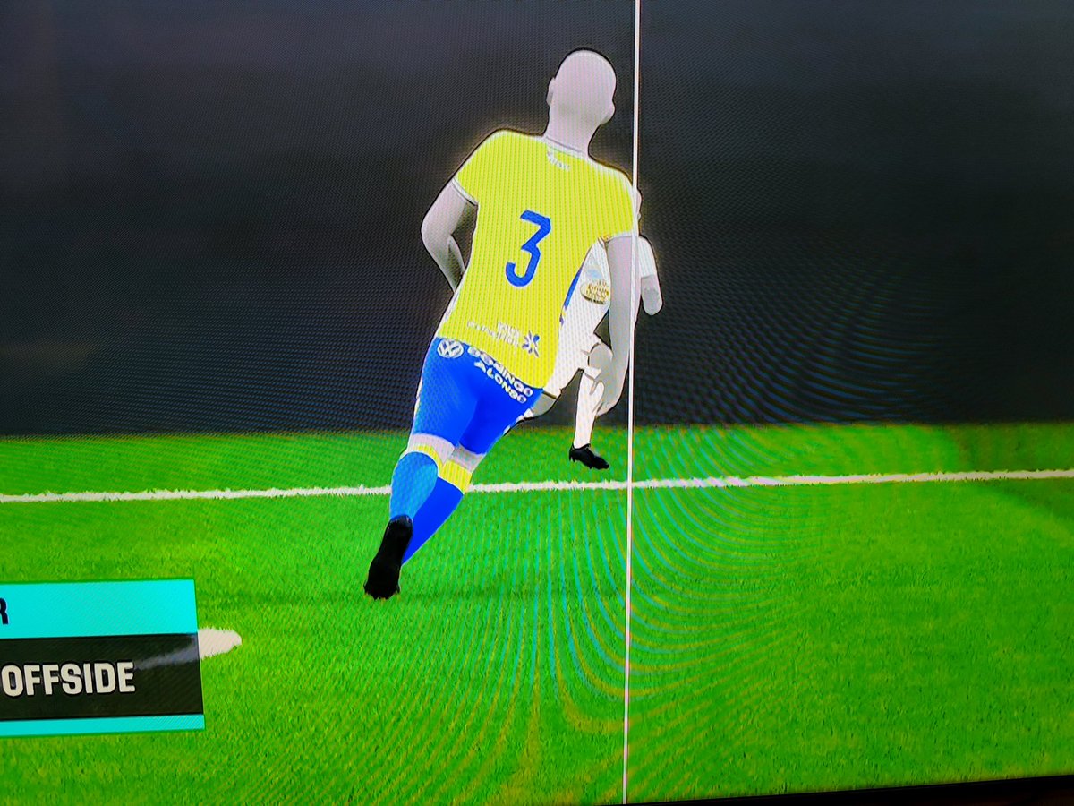 Como non somos a Brasil de Pelé non se pode falar do arbitro, pero esto é fora de xogo porque a cabeza dun muñeco predeterminado que non ten absolutamente nada que ver co físico de Quagliata está 1mm adiantada.