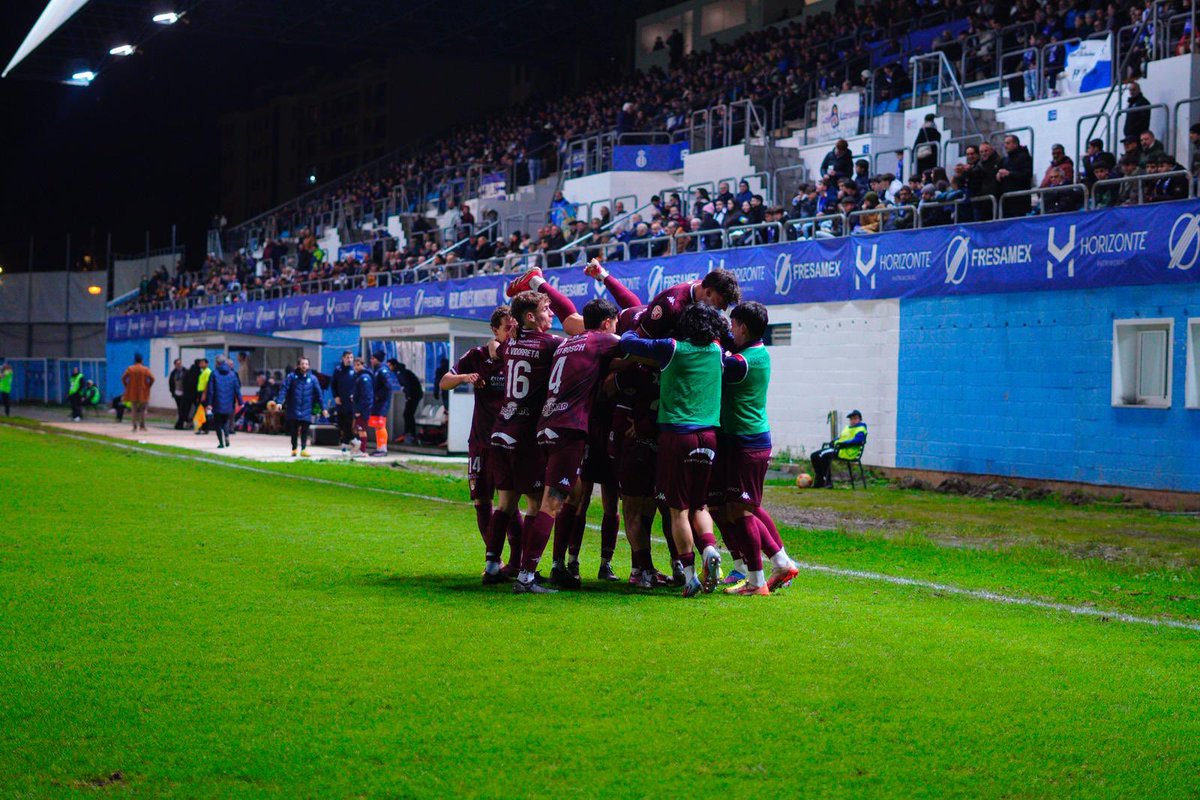 GradaBpro's tweet photo. Tremendo nivel el que está mostrando el @PontevedraCFSAD 

El conjunto gallego se marcha con un +3 de Avilés, suma ya 5 victorias consecutivas y es el equipo más en forma de toda la 1RFEF. https://t.co/pL8V7DSt0K
