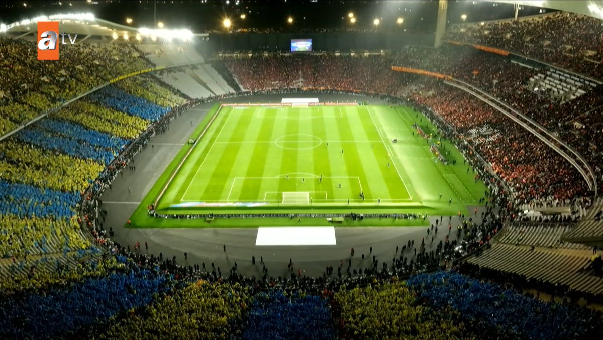 Sarı-Lacivert yağmurlukları kim akıl ettiyse, onun alnından öpmek lazım.

Şu görüntüye bak!

Fenerbahçe hem kupayı kazandı, hem de görsel şovunu yaptı.