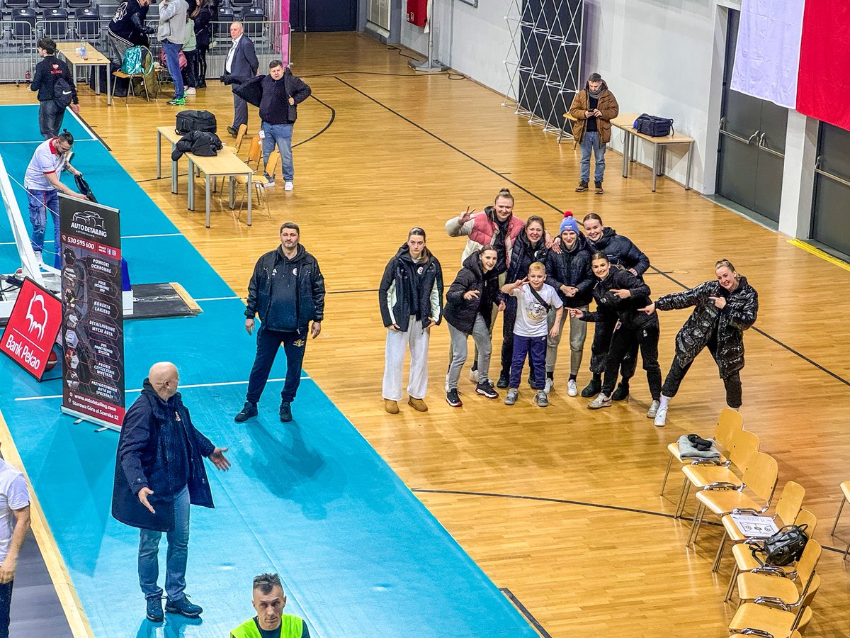 piknik190843120's tweet image. Koszykarki @LKS_Lodz po wygranych derbach przyjechały na Halę Ziuny poświętować wygraną z setkami kibiców, którzy specjalnie na nie czekali po meczu koszykarzy 💪🏻

Derby są nasze!!!!

#łodzianie