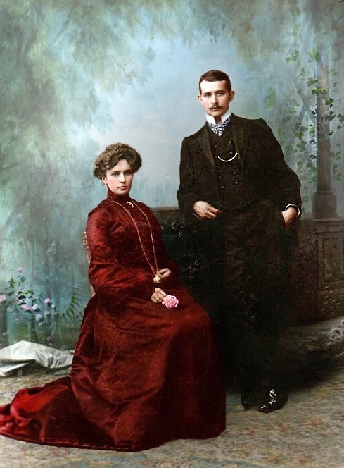 AdabRuss's tweet image. قصة قصيرة من روسيا، تتمحور حول نظرية التعود (Habituation Theory)،

كيف أن الإنسان يفقد إحساسه بالأشياء كلما تكررت أمامه، حتى لو كانت ثمينة.

"دفءٌ لا يشعُر به أحد"

كان "بيوتر نيكولايفيتش" يعيش مع زوجته "آنا" منذ عشرين عامًا في بلدةٍ صغيرة على أطراف موسكو.
في صباحات الشتاء، كانت…