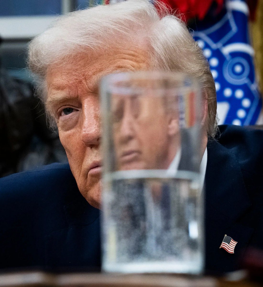 Trump concedió una entrevista a The NewYork Times el miércoles. El fotoperiodista fue Doug Mills, que fue con tres cámaras. Sacó 3.700 fotos y esta es una de las mejores. El vaso medio lleno o medio vacío?