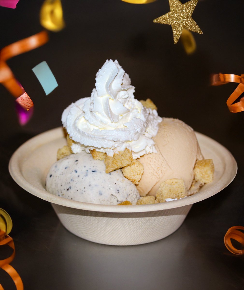 humphryslocombe's tweet image. 🚨 NEW SUNDAE ALERT 🚨 New year, new sundae. One scoop Black Sesame, one scoop Hong Kong Milk Tea, crushed almond cookies, whipped cream on top, and absolutely zero regrets. Resolutions can wait. Weekend plans cannot. 🍨✨
#newsundae #bayareaeats #Bayareadesserts