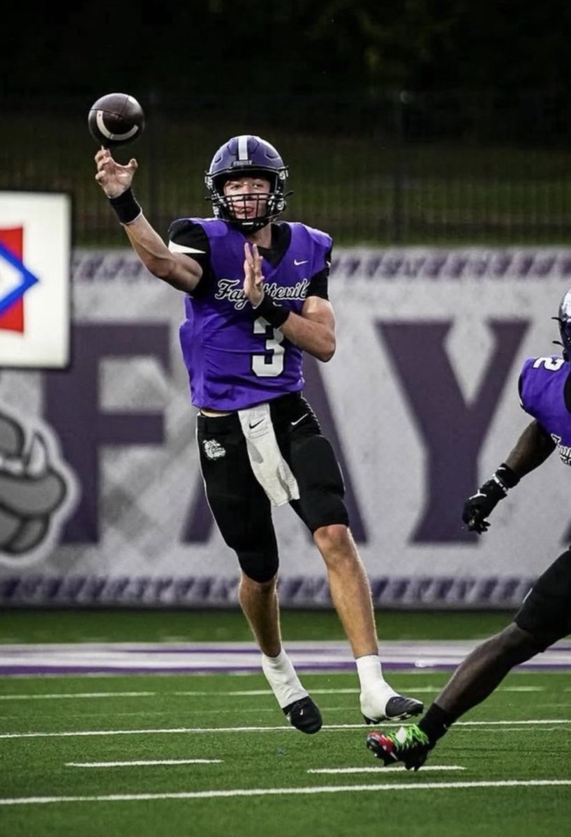 Fayetteville 4⭐️ QB Hank Hendrix is going reclassify to the Class of 2026 and enroll at Arkansas in May multiple sources confirmed to me 

Hendrix is currently ranked as the number 117th player nationally and the 9th ranked QB

He’s the player behind the tweet from Casey Dick