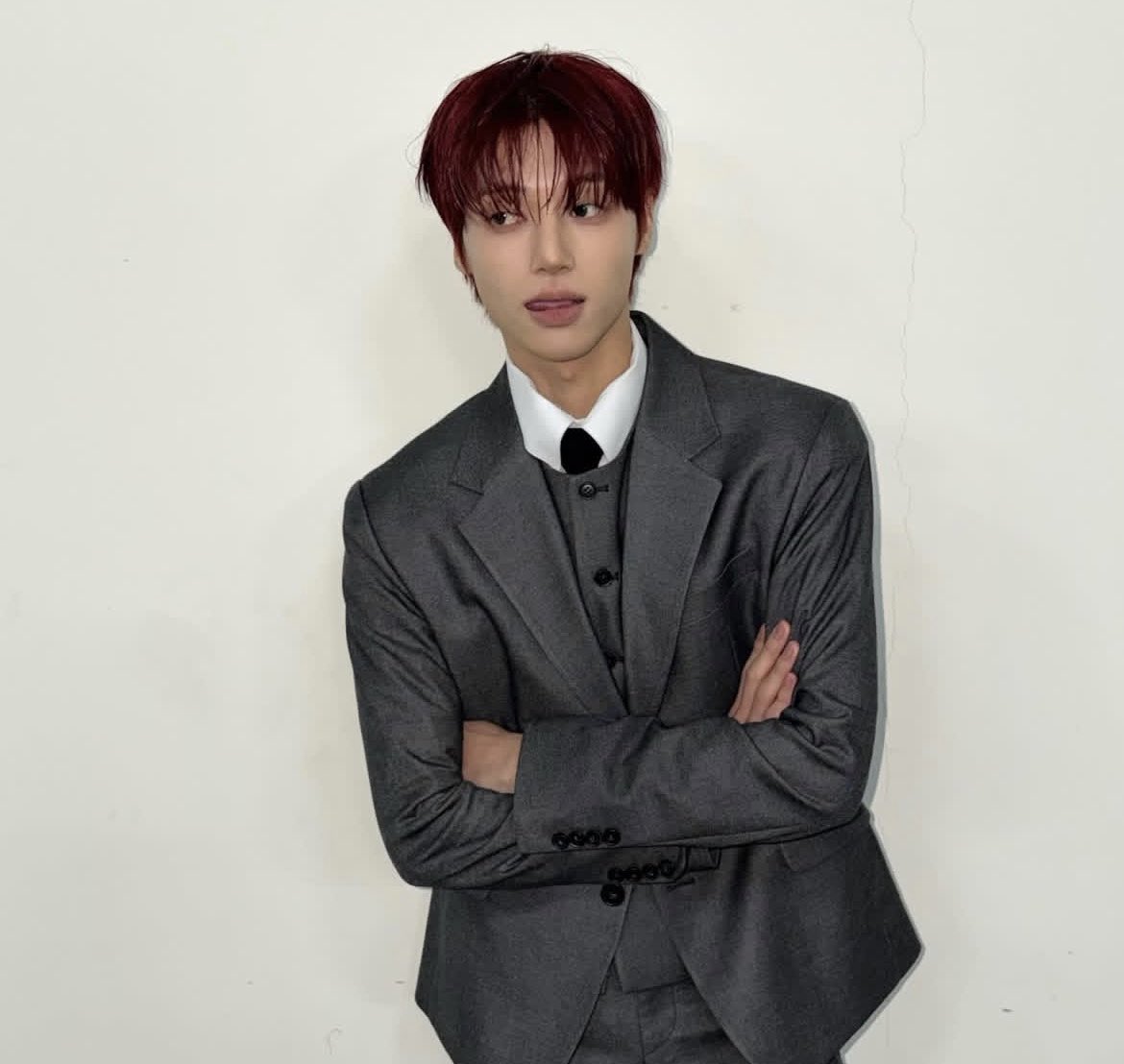i’m loving his hair color so much he looks absolutely stunning 💗💗