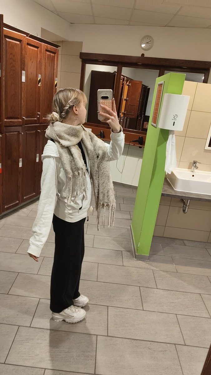 lsabe11's tweet image. I have so much stress and almost no free time at the moment 
... moving
.. exams of uni
... And working 
(+my stupid ED voice)
ALL THAT PROB CAUSED ME TO BINGE YESTERDAY ON PROTEIN BARS
 I'm so done:((
... At least I like my hair tdy