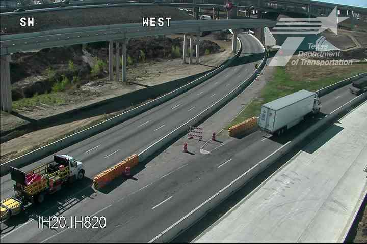 krldtraffic's tweet photo. #SECONNECTOR: crews working on guardrail WB IH-20 @ BU 287/Mansfield Hwy from damage sustained on earlier crash blocks the right lane - delays from Kelly-Elliot @KRLD #KRLDTraffic #1080KRLD #trafficalert @TxDOTFortWorth #Waze https://t.co/Gu0Rgz7KEZ