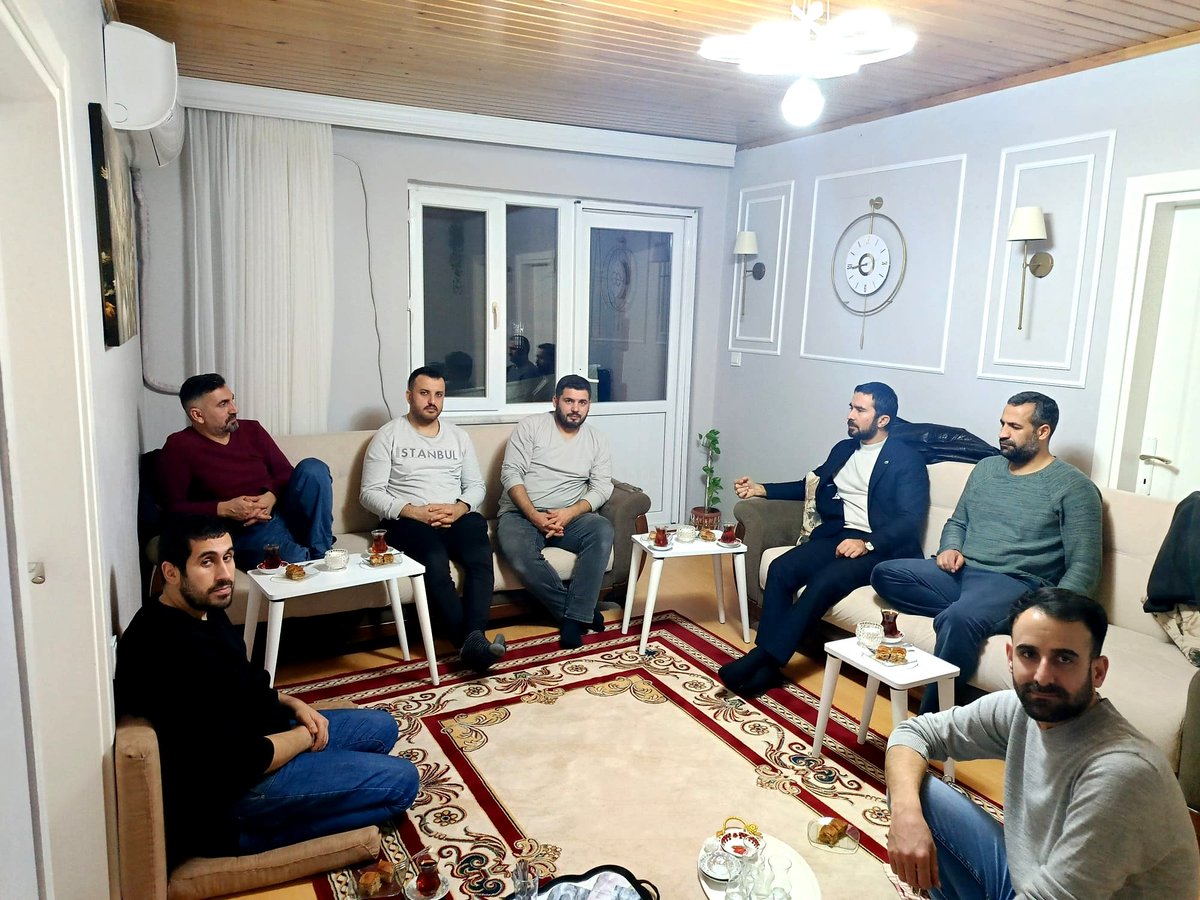 Acılı çiğköfte ile çok tatlı bir muhabbet...☺️

Daveti üzerine bu akşam misafiri olduğumuz Murat Özdemir kardeşimize yürekten teşekkür ediyorum. 

Çiğköftesi biraz acıydı ama muhabbeti çok tatlı olan güzel insanlarla tanıştık. Her birine şükranlarımı sunuyorum.