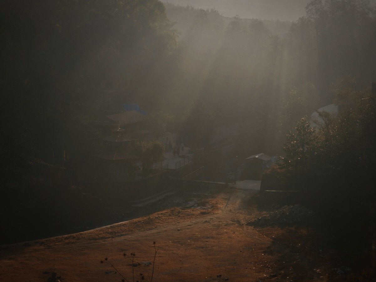 SachinAcharya's tweet photo. It's "Simple Saturday"!
QP or Share a photo that simply brings you joy!..
Sunlight breaking through the morning mist,illuminating the valley💫
#landscapephotography #photography #StormHour #ThePhotoHour #EarthCurated #theglobalphotocommunity #VSCO #withGalaxy #ShotOnSnapdragon https://t.co/M0BHEb5vPx