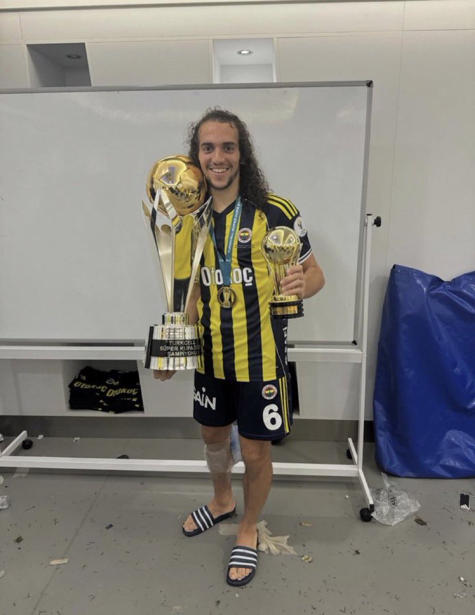 ActuFoot_'s tweet photo. 😭💪 LE PREMIER MATCH DE GUENDOUZI 🇫🇷 AVEC LE FENERBAHÇE FACE AU RIVAL GALATASARAY :

⚽️ 𝗕𝗨𝗧𝗘𝗨𝗥

🥶 𝗖𝗘́𝗟𝗘́𝗕𝗥𝗔𝗧𝗜𝗢𝗡 𝗖𝗟𝗜𝗠

🎖️ 𝗛𝗢𝗠𝗠𝗘 𝗗𝗨 𝗠𝗔𝗧𝗖𝗛

🏆 𝟭 𝗧𝗥𝗢𝗣𝗛𝗘́𝗘 : 𝗦𝗨𝗣𝗘𝗥𝗖𝗢𝗨𝗣𝗘 𝗗𝗘 𝗧𝗨𝗥𝗤𝗨𝗜𝗘 🇹🇷 https://t.co/qrWRWyFNon