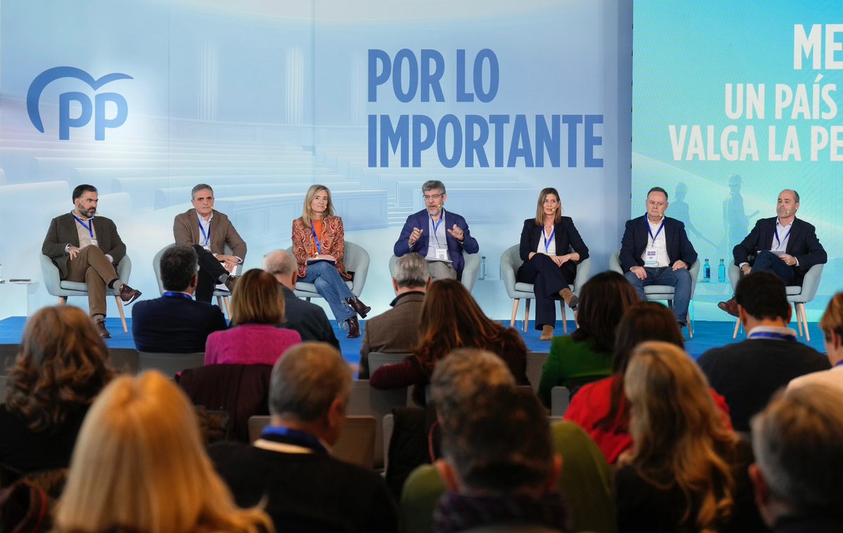 pp_ceuta's tweet image. 🔵 POR LO IMPORTANTE

Ceuta es hoy ejemplo de transformación y futuro.

Nuestro diputado nacional, Javier Celaya Brey, lo ha dejado claro en las XXVIII Jornadas Interparlamentarias:
hemos pasado de una economía limitada por la geografía a una economía impulsada por la tecnología,…