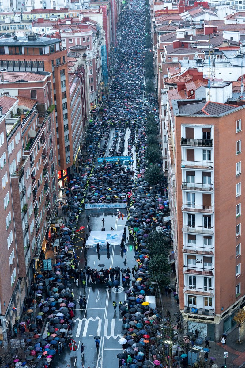 Euri tantak euskal presoen eskubideen aldeko uholde bihurtu ditugu Bilboko kaleak lepo betez.

Euskal gizarteak ez du sekula hutsik egiten eta ozen oihukatu du: egoera hau #EzinDaGehiagoLuzatu!

Bada garaia salbuespen neurriekin amaitzeko. Behin betiko konponbide integrala orain!