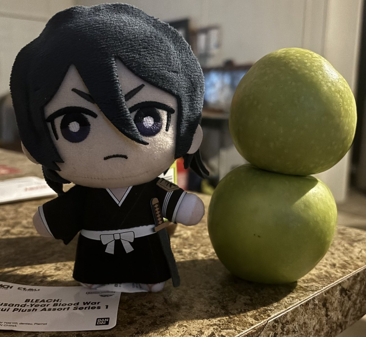 7aejin's tweet image. she really is two apples tall this is insane