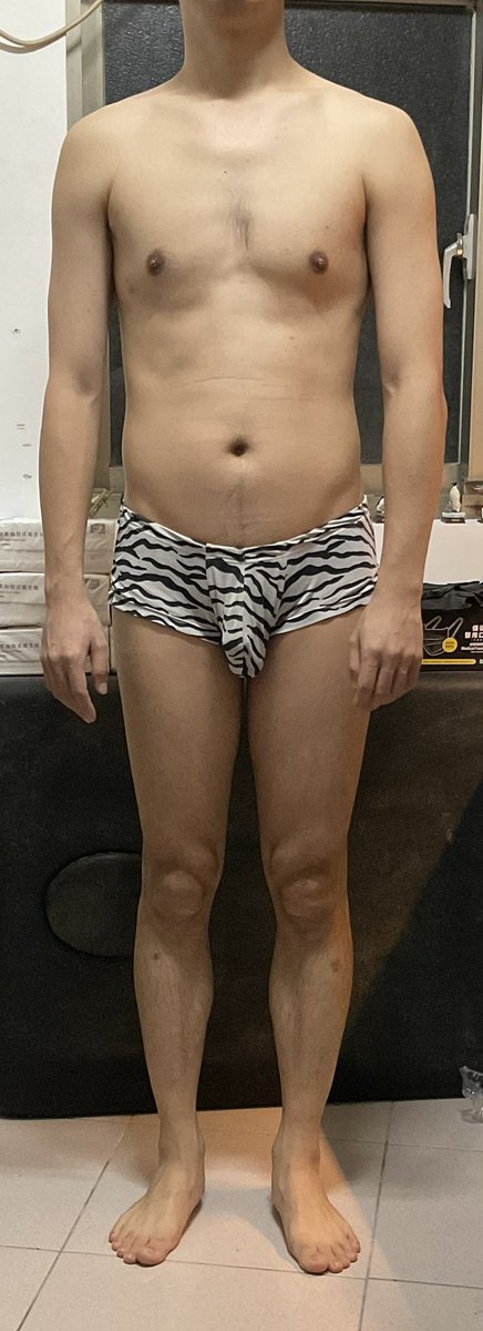 #2026鰻魚身材紀錄
（003/365）

運動➡️
羽球：1小時

健身➡️
伏地挺身：12/7下
寬手伏地挺身：7/5下
窄手伏地挺身：5/10下 （第二組跪姿）
啞鈴肩上推舉：3組10下 （8公斤）
滾輪：10下