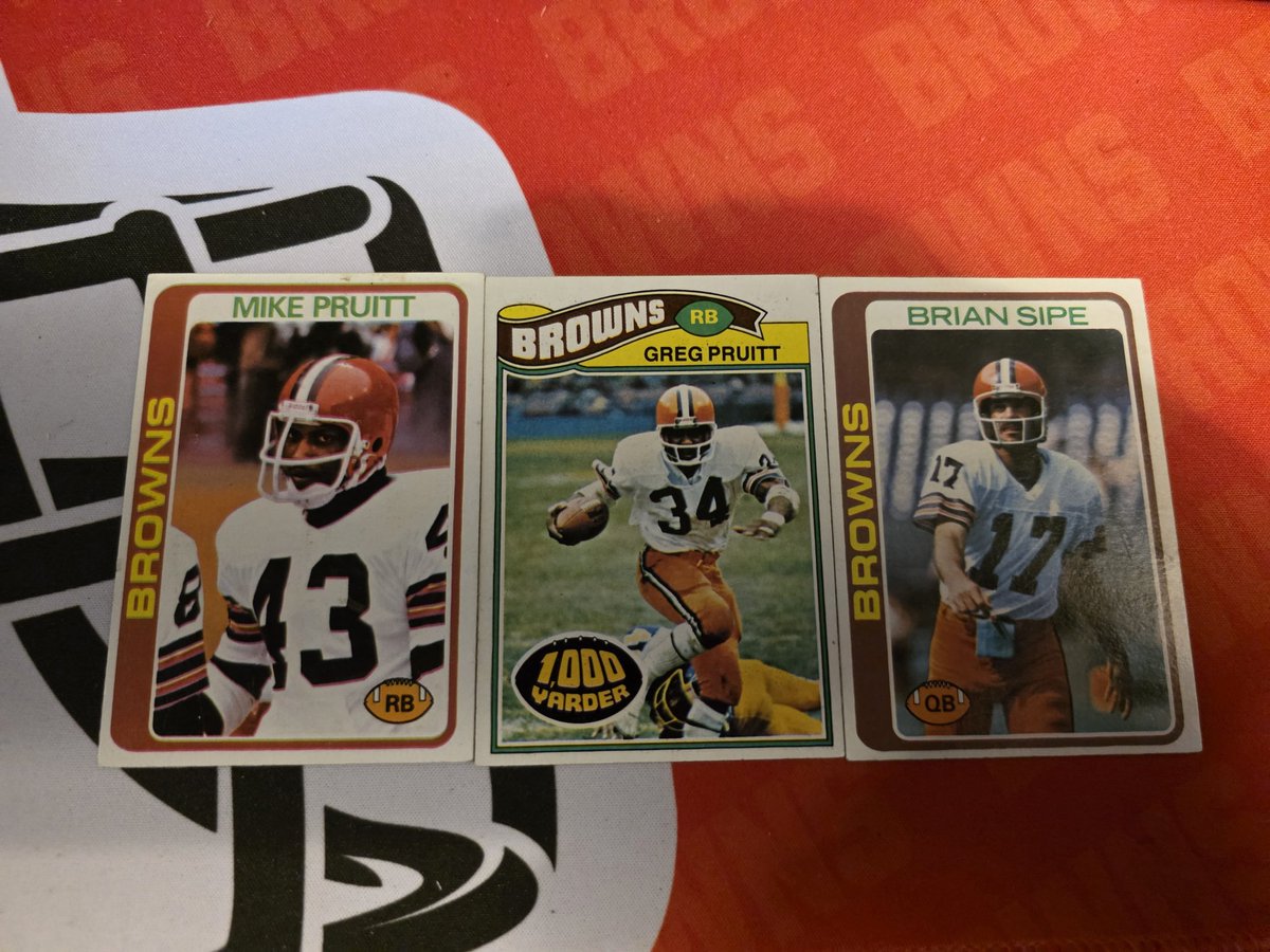 OrnerGary's tweet photo. I collect anything Cleveland Browns. Got these for only 1 dollar at a card shop. I won this one for sure. Not because of $$$ because they rock! https://t.co/J4qrE2DLoc