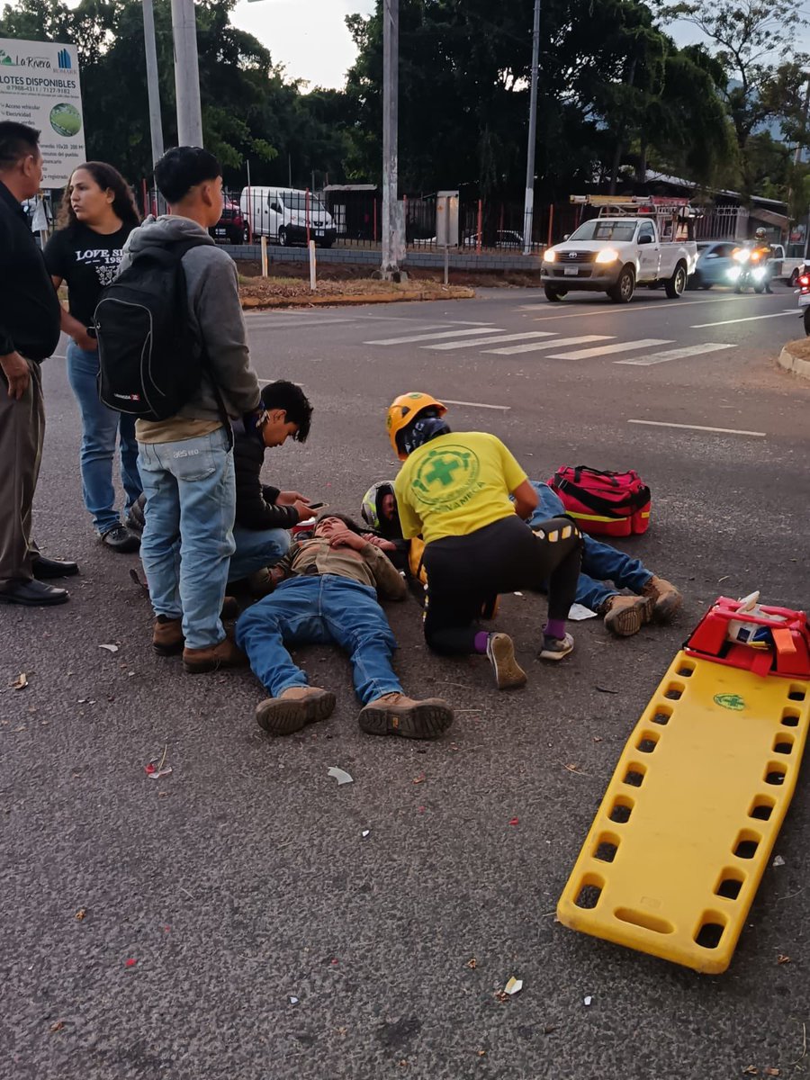 Brigadistas de <a href="/alertacomando/">ComandosdeSalvamento</a> auxiliaron a dos heridos en un accidente en el desvío de chinameca frente la gasolinera Uno.
José Leonardo Reyes de 27 años de edad y Kevin Josue Vásquez de 26 años de edad orijinarios de lolotique se trasladan al hospital de Nueva Guadalupe