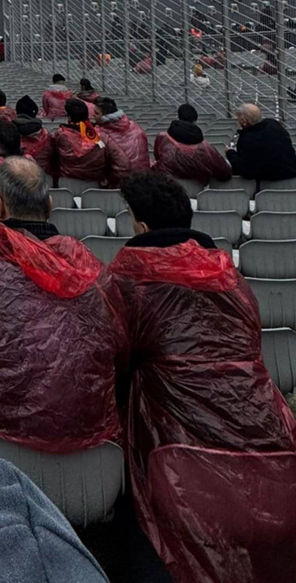 Galatasaray yönetimi ve Fenerbahçe yönetiminin taraftarlarına dağıttığı yağmurlukların kalite farkı Galatasaraylı taraftarların tepkisine neden oldu. #derbi