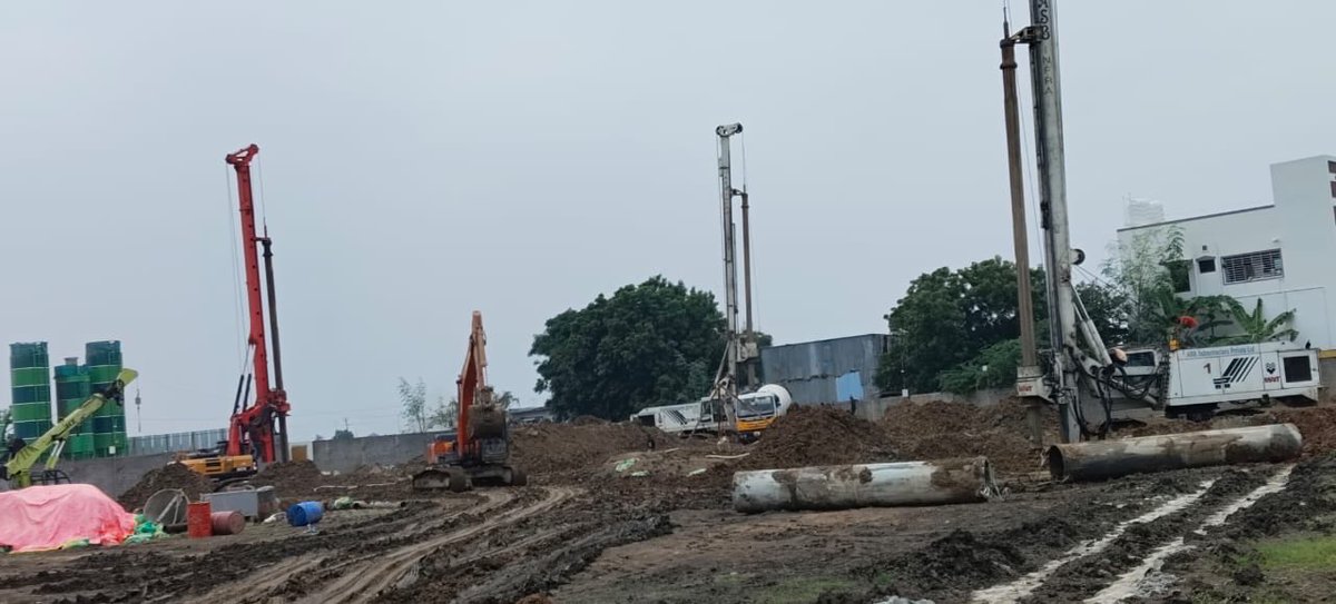 Updatestrichy2's tweet image. Construction 🏗️ Update of Bharath Mall Pile Foundation in Full swing Many Machines Engaged at site 

♦️Mall Build Up space - 5.17 Lakh Sqft 
♦️Target Completion End 2028 

Landmark group has signed the major space and PVR 5 screen multiplex #Trichy #Mall