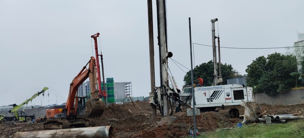 Updatestrichy2's tweet image. Construction 🏗️ Update of Bharath Mall Pile Foundation in Full swing Many Machines Engaged at site 

♦️Mall Build Up space - 5.17 Lakh Sqft 
♦️Target Completion End 2028 

Landmark group has signed the major space and PVR 5 screen multiplex #Trichy #Mall