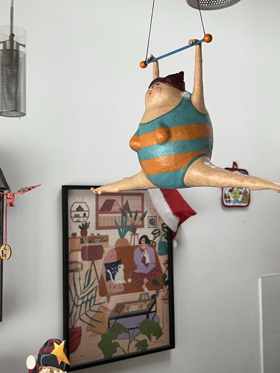 xCHEAPQUEEN's tweet image. dos chicas enamoradas conviviendo 👩‍❤️‍💋‍👩👰‍♀️