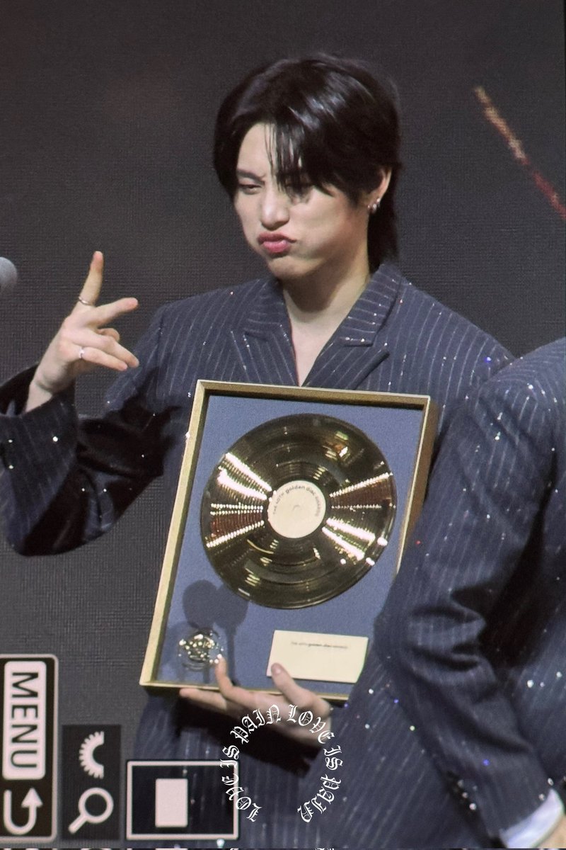 taesarhan's tweet image. I'm bringing home this trophy. We won two awards tonight at GDA for Best Digital Song and Naver Ai Choice. Thank you so much, Onedoors