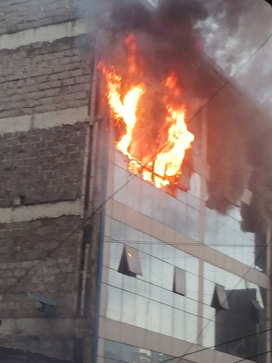 mogire_jusper's tweet image. A building in downtown Nairobi on Luthuli Avenue where formerly Kenya Mpya buses used to work from is on fire....
County fire engines on sight battling the fire
