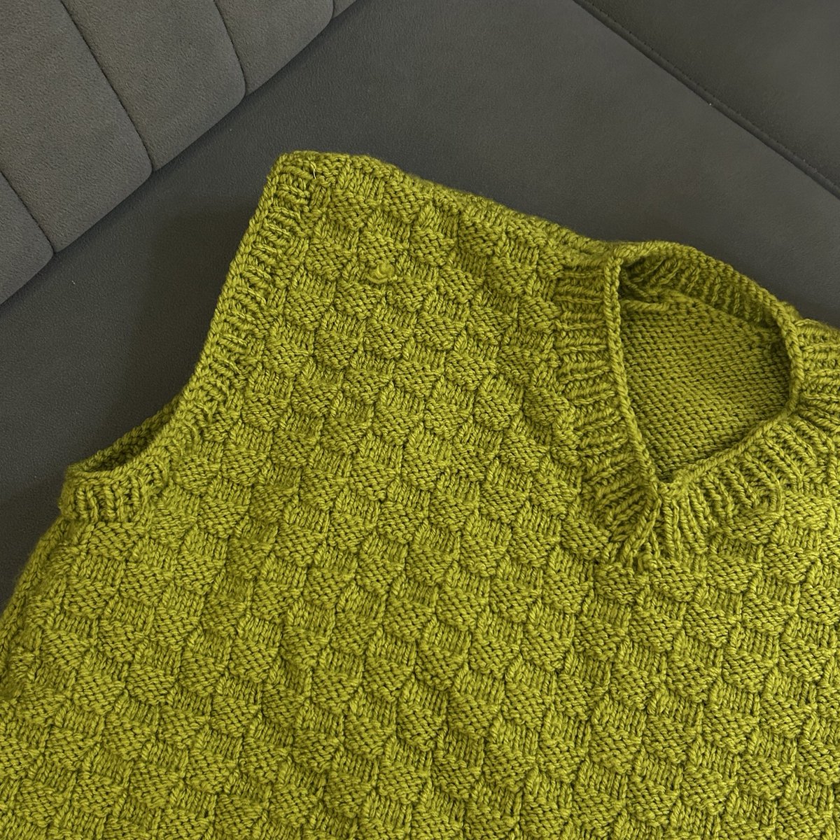 ayy şimdi size bu iple ördüğüm süveterimii atıcam ( örmeyi bugün bitirdiim:)))))