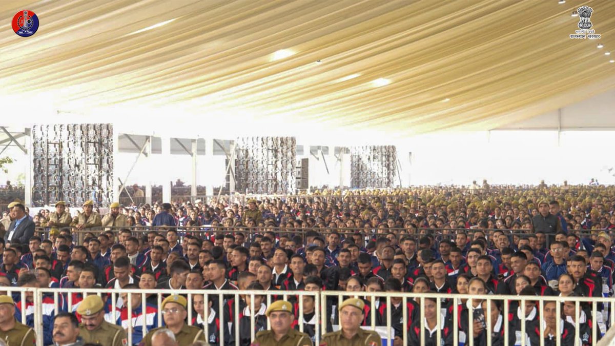 PoliceRajasthan's tweet photo. राजस्थान पुलिस जनविश्वास, अनुशासन और सेवा का सशक्त प्रतीक है।

राजस्थान पुलिस अकादमी, जयपुर में आयोजित नव-चयनित आरक्षकों के नियुक्ति पत्र वितरण समारोह-2026 में श्री अमित शाह, माननीय केंद्रीय गृह एवं सहकारिता मंत्री, श्री भजनलाल शर्मा, माननीय मुख्यमंत्री, राजस्थान, श्री प्रेमचंद बैरवा, माननीय उपमुख्यमंत्री, राजस्थान, श्री जवाहर सिंह बेढ़म, माननीय गृह राज्य मंत्री, राजस्थान, श्री मदन राठौड़, माननीय प्रदेश भाजपा अध्यक्ष, राजस्थान, श्री वी. श्रीनिवास, मुख्य सचिव, राजस्थान, श्री भास्कर ए. सावंत, अतिरिक्त मुख्य सचिव गृह विभाग, राजस्थान, श्री राजीव कुमार शर्मा, महानिदेशक पुलिस, राजस्थान और श्री संजीब कुमार नार्जरी, अतिरिक्त महानिदेशक पुलिस सह निदेशक, राजस्थान पुलिस अकादमी, जयपुर सहित वरिष्ठ अधिकारियों और कर्मचारियों की गरिमामयी उपस्थिति में आयोजित हुआ।

श्री अमित शाह, माननीय केंद्रीय गृह एवं सहकारिता मंत्री ने मंच से श्री जय प्रकाश झाझडिया, पुलिस निरीक्षक, जिला विशेष शाखा चुरु को ( रतन नगर पुलिस थाना चूरु को वर्ष 2025 में राजस्थान का श्रेष्ठ तथा भारत में 10वें स्थान का गौरव हासिल हुआ है, अभिलेख व सर्वेक्षण तथा अपराध निष्पादन व प्रदर्शन के विभिन्न मानकों के आधार पर पुलिस थाना रतन नगर, चूरू को श्रेष्ठ थाना का गौरव हासिल हुआ है) एवं 10 नव चयनित आरक्षकों को अपने हाथों से नियुक्ति पत्र दिए।

वर्दी सिर्फ जिम्मेदारी नहीं, जनता के विश्वास की पहचान है।

राजस्थान पुलिस वर्षों से सेवा, संवेदनशीलता और साहस के साथ हर नागरिक की सुरक्षा का संकल्प निभा रही है।

सुरक्षित राजस्थान की दिशा में ऐतिहासिक कदम।
जनविश्वास ही राजस्थान पुलिस की सबसे बड़ी ताकत है।

जब पुलिस मजबूत होती है, तो समाज निडर होता है।
राजस्थान पुलिस—अनुशासन, करुणा और कर्तव्य का जीवंत उदाहरण।

#RajasthanPolice  #RajasthanPoliceTraining #JanSeva #PublicTrust #SafeRajasthan #AppointmentDay  #10January2026