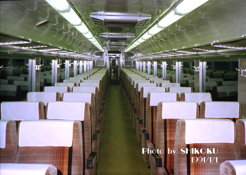 TL眺めつつ、昔”網棚、今は”荷物棚“。それはそうよね、「網」じゃない