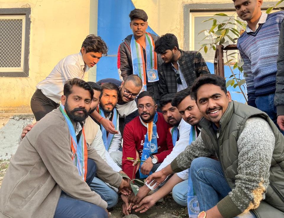 Ravi_NSUI_Mp's tweet photo. आज LNCT विश्वविद्यालय में @nsui द्वारा चलाए जा रहे “एक पेड़ – भविष्य के नाम” अभियान के अंतर्गत पौधारोपण किया । 

इस अवसर पर जिला अध्यक्ष अक्षय तोमर जी प्रदेश महासचिव सैयद अल्तमस जी लक्की चौबे जी गुलाम हैदर जी योगेश सोनी जी राजवीर जी रितिक शर्मा जी के साथ उपस्थित रहा ।।

@INCMP https://t.co/A7n8zZzoZA