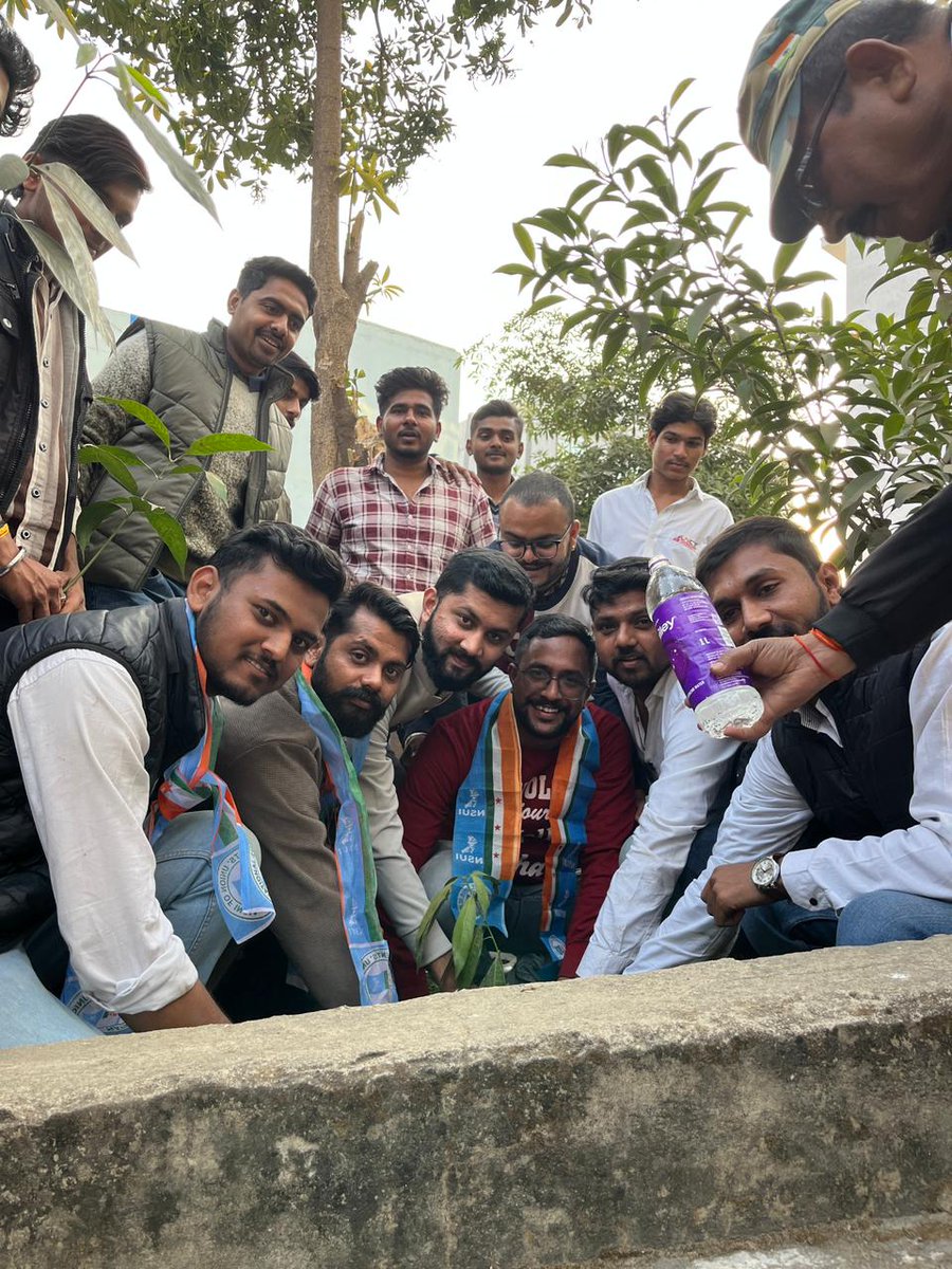 Ravi_NSUI_Mp's tweet photo. आज LNCT विश्वविद्यालय में @nsui द्वारा चलाए जा रहे “एक पेड़ – भविष्य के नाम” अभियान के अंतर्गत पौधारोपण किया । 

इस अवसर पर जिला अध्यक्ष अक्षय तोमर जी प्रदेश महासचिव सैयद अल्तमस जी लक्की चौबे जी गुलाम हैदर जी योगेश सोनी जी राजवीर जी रितिक शर्मा जी के साथ उपस्थित रहा ।।

@INCMP https://t.co/A7n8zZzoZA