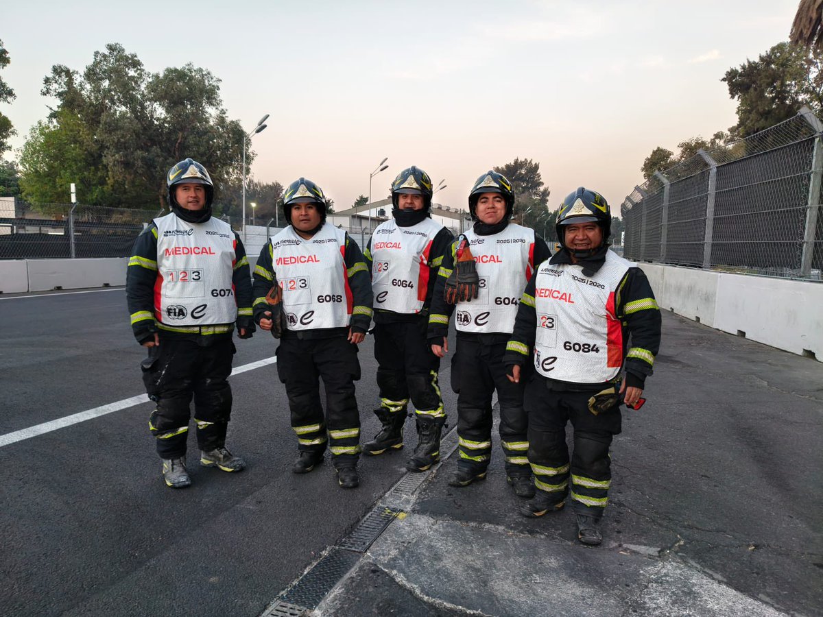 JefeVulcanoCova's tweet image. Iniciamos el fin de semana con Servicios de Prevención en @FIAFormulaE. Desplegamos a una célula de 14 bomberos, 3 unidades Multipropósito y 1 Autotanque. En estos eventos utilizamos nuestro espumógeno especial para combatir incendios provocados por baterías de litio. 

#ahr
