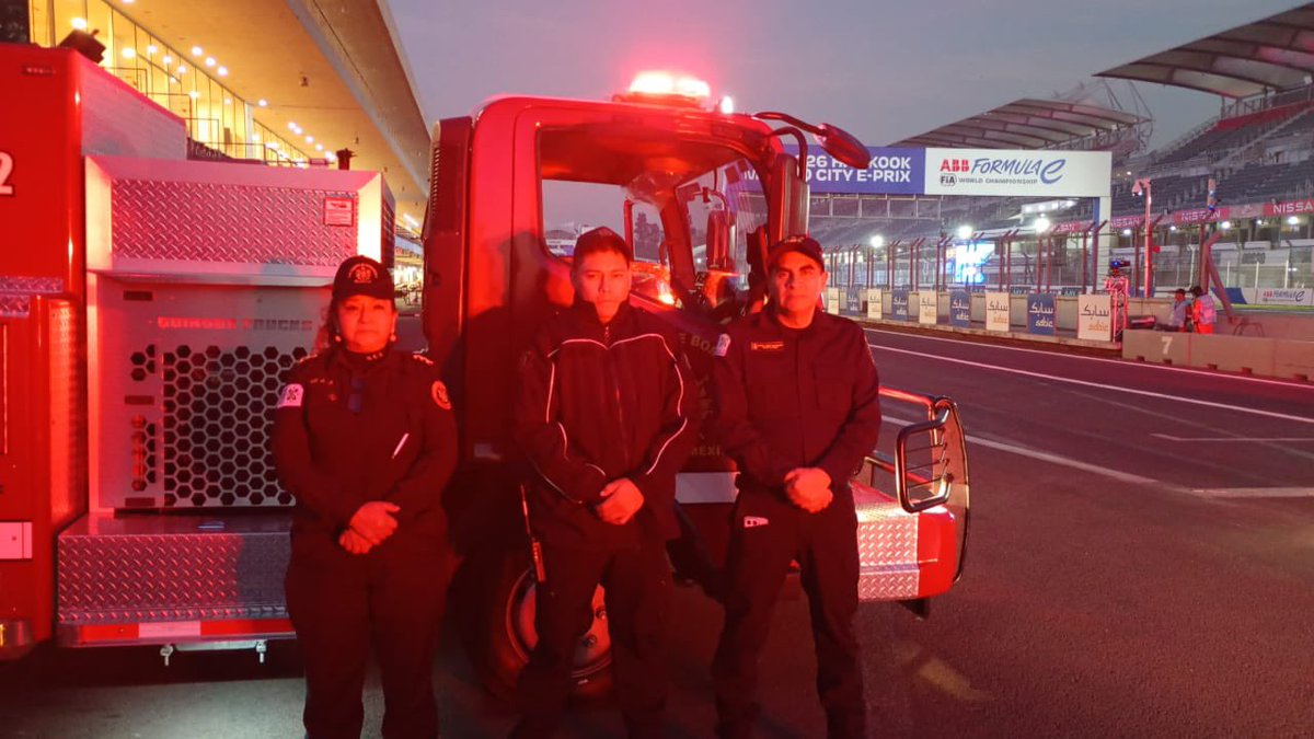 JefeVulcanoCova's tweet image. Iniciamos el fin de semana con Servicios de Prevención en @FIAFormulaE. Desplegamos a una célula de 14 bomberos, 3 unidades Multipropósito y 1 Autotanque. En estos eventos utilizamos nuestro espumógeno especial para combatir incendios provocados por baterías de litio. 

#ahr
